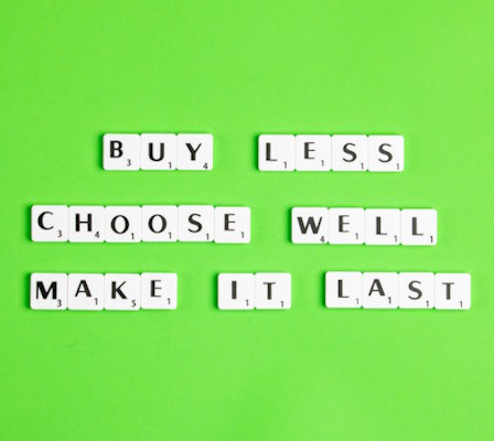 Leerer blauer Teller, mit Buchstaben ausgelegt auf denen 'Weight Loss' steht