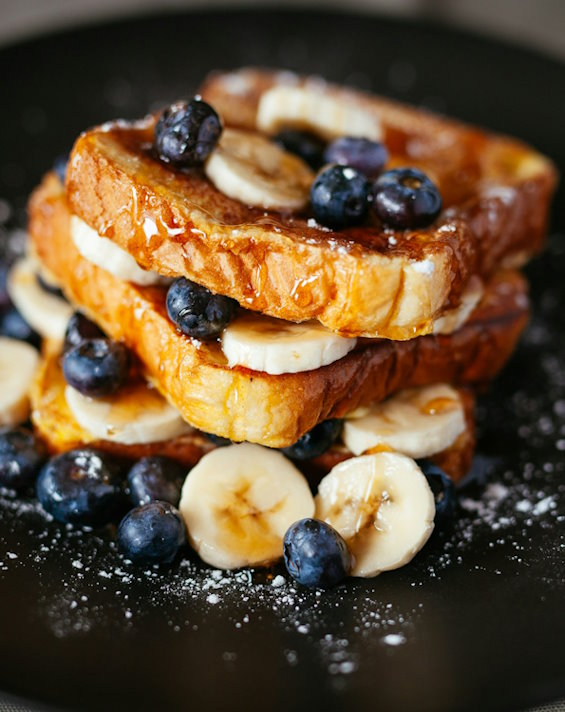 Ein reichhaltiges, süßes Toast-Sandwich mit Bananen und Heidelbeeren