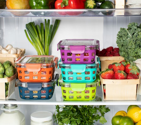 Gut sortierter Kühlschrank mit ausgewogenen Lebensmitteln