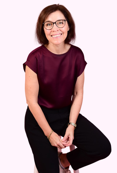 Bild von Svenja, auf einem Stuhl sitzend